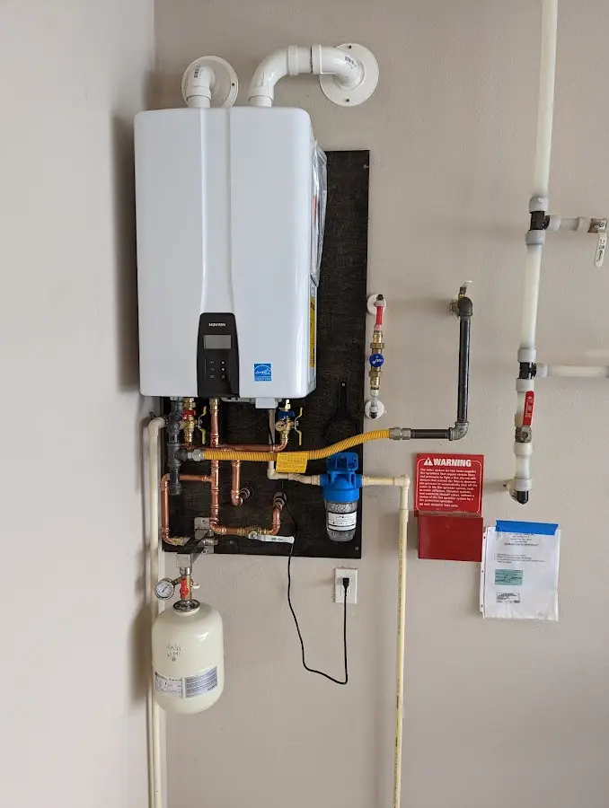 Professional plumber installing copper piping in a Tobyhanna home